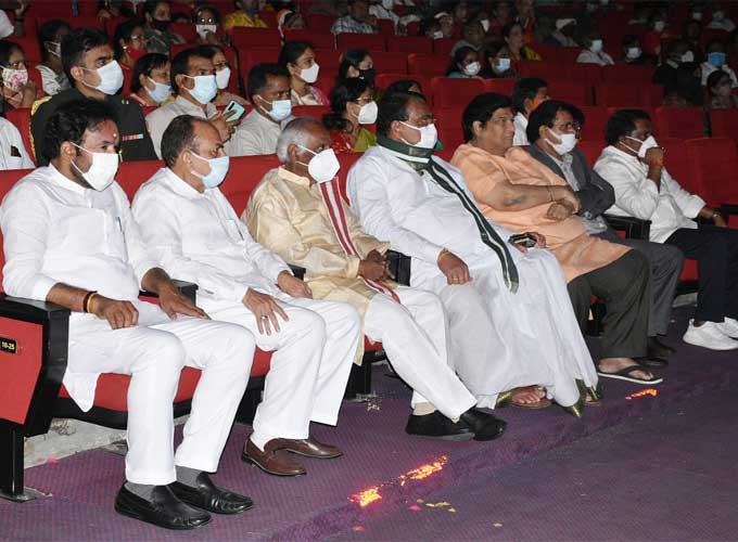 కార్యక్రమంలో పాల్గొన్న కేంద్ర మంత్రి కిషన్ రెడ్డి, హోం మంత్రి మహమూద్ అలీ, హరియాణా గవర్నర్ బండారు దత్తాత్రేయ, శాసనసభ స్పీకర్ పోచారం శ్రీనివాస్ రెడ్డి