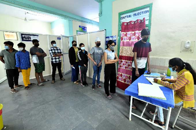 హైదరాబాద్‌ : కొండాపూర్‌ ఏరియా ప్రభుత్వ ప్రాథమిక ఆసుపత్రిలో కొనసాగుతున్న వ్యాక్సినేషన్‌