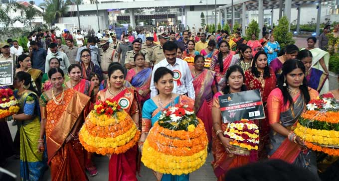 హైదరాబాద్‌: పోలీసు కమాండ్‌ కంట్రోల్‌ సెంటర్‌లో బతుకమ్మ వేడుకలు