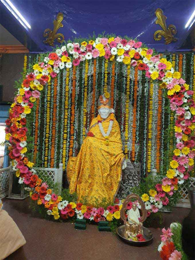 నిజామాబాద్‌: మాధవనగర్‌లో పూలతో అలంకరించిన సాయిబాబా ఆలయం