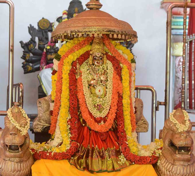 విజయవాడ: కనకదుర్గ ఆలయంలో ప్రత్యేక పూజలు