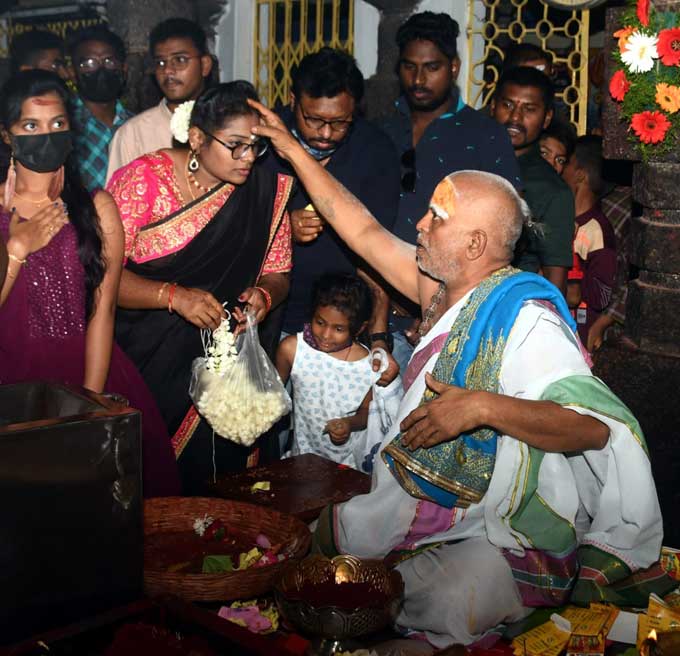 వరంగల్‌: భద్రకాళి ఆలయంలో భక్తుల పూజలు
