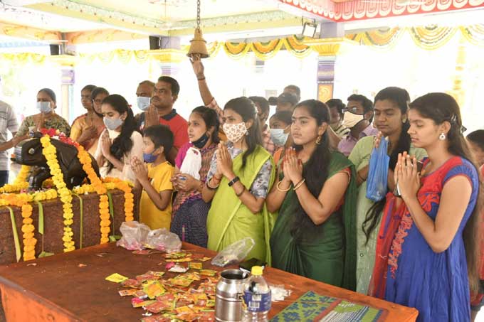 కరీంనగర్‌: మహాశక్తి ఆలయంలో భక్తుల పూజలు