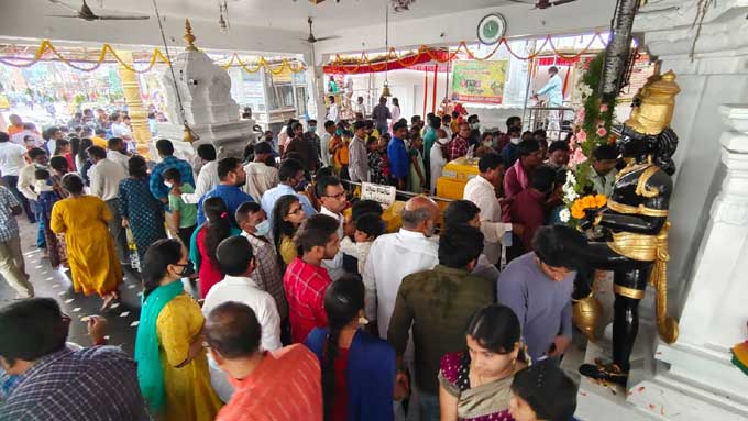 కరీంనగర్‌: వేంకటేశ్వరస్వామి ఆలయంలో భక్తుల సందడి