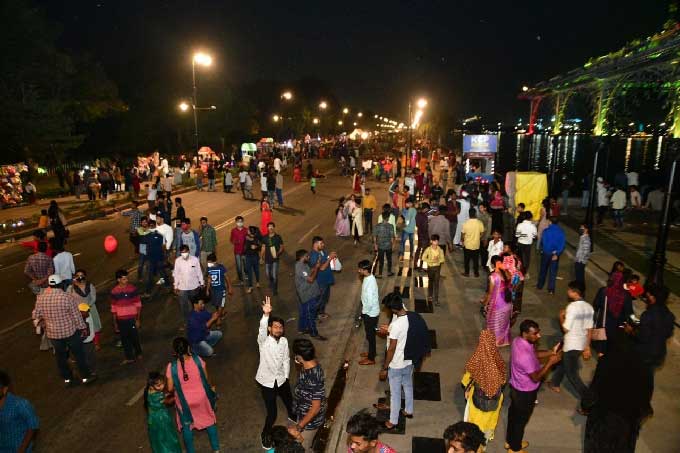 హైదరాబాద్‌: ట్యాంక్‌బండ్‌పై సందర్శకుల సందడి