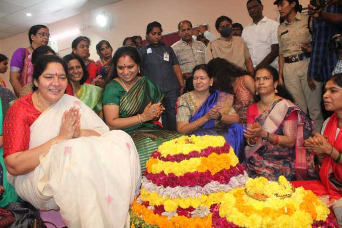 సోమాజీగూడలో బతుకమ్మ ఉత్సవాల్లో పాల్గొన్న మంత్రి సత్యవతి రాథోడ్, ఎమ్మెల్సీ కవిత