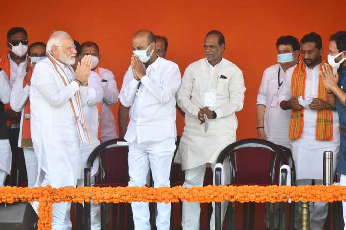 మోదీకి నమస్కరిస్తున్న భాజపా తెలంగాణ రాష్ట్ర అధ్యక్షుడు బండి సంజయ్