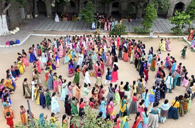 హైదరాబాద్‌: గన్‌పౌండ్రిలోని మహబూబియా పాఠశాలలో బతుకమ్మ వేడుకలు