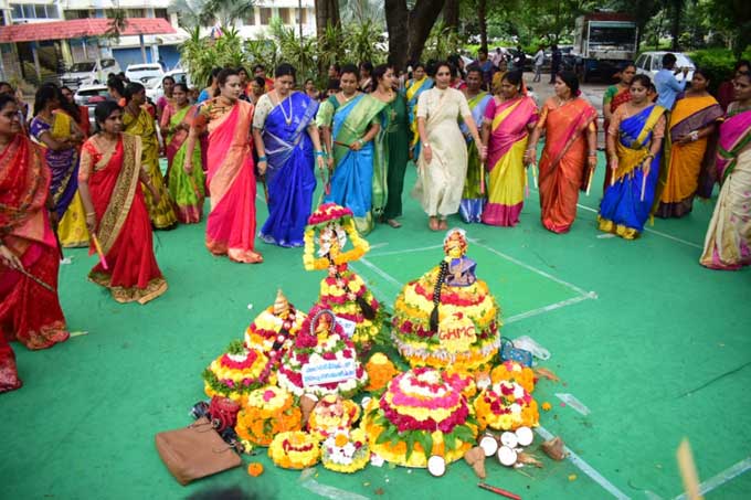 హైదరాబాద్‌: కూకట్‌పల్లి జోనల్ కమిషనర్ కార్యాలయంలో బతుకమ్మ సంబరాలు