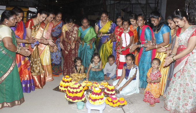 హైదరాబాద్‌: అంబర్‌పేటలో బతుకమ్మ ఆడుతున్న మహిళలు
