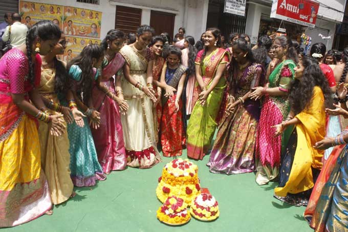హైదరాబాద్‌: చిక్కడ్‌పల్లి న్యూ ఎరా కళాశాలలో బతుకమ్మ సంబరాలు