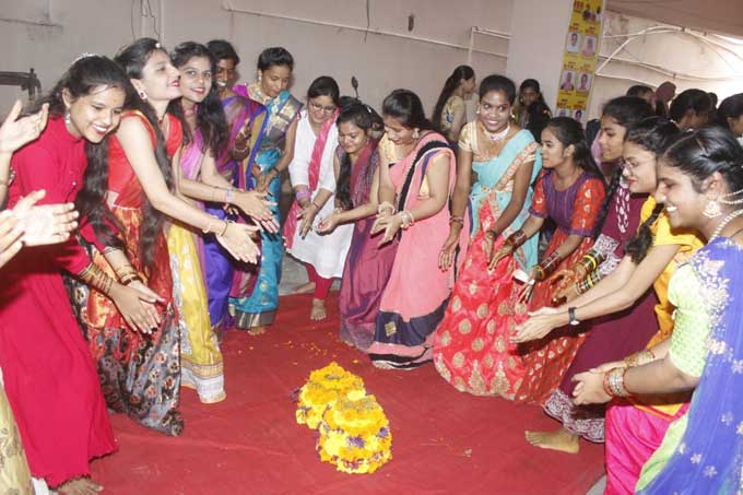 హైదరాబాద్‌: హిమాయత్‌నగర్‌లోని న్యూ చైతన్య కళాశాలలో బతుకమ్మ సంబరాలు
