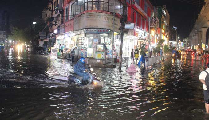 అమీర్పేటలో జలమయమైన రహదారులు