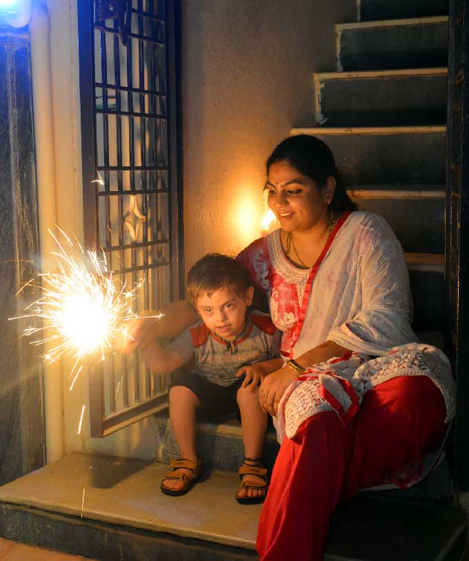 చిన్నారితో కలిసి దీపావళి వేడుకలు చేసుకుంటున్న తల్లి