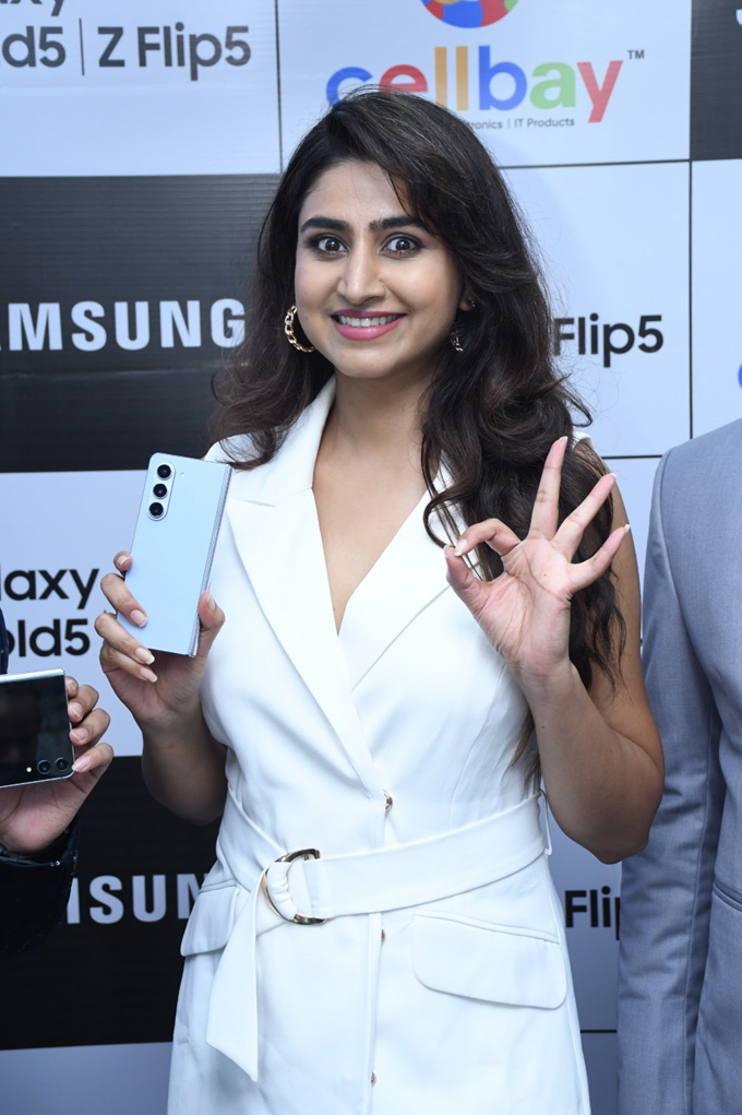 Hyderabad నగరంలో నటీమణుల సందడి Cine Actress Launch New Mobiles In Hyderabad