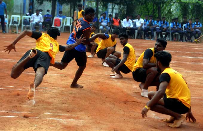 వరంగల్‌లో నిర్వహించిన దక్షిణ భారతస్థాయి ఖోఖో పోటీల్లో పాల్గొన్న క్రీడాకారులు