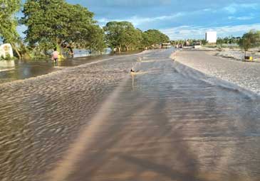 Flood Effect: హైదరాబాద్‌-విజయవాడ హైవేపై వరద..  నిలిచిన వాహనాలు