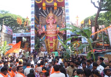 Khairatabad Ganesh: మహా గణపతికి తొలిపూజ.. హాజరైన గవర్నర్‌ ,  భక్తుల సందడి