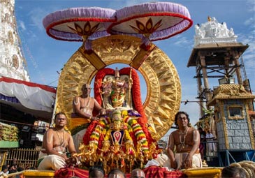 Tirumala : చంద్రప్రభ వాహనంపై దర్శనమిస్తున్న  శ్రీవారు