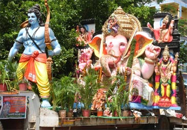 Ganesh immersion :  వినాయక నిమజ్జనం.. భక్తుల ప్రత్యేక పూజలు
