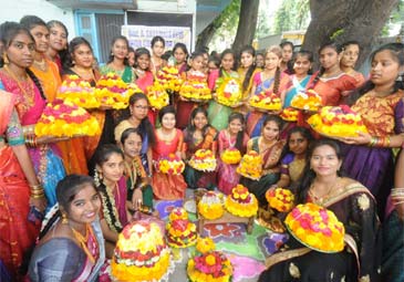 Bathukamma celebrations : ఘనంగా బతుకమ్మ వేడుకలు