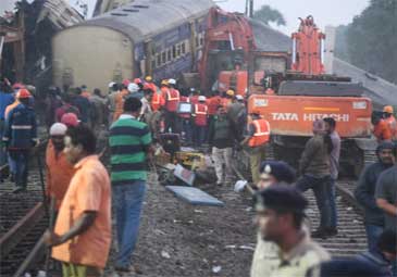 Vizianagaram-Train Accident: రెండు రైళ్లు ఢీ.. కొనసాగుతున్న సహాయక చర్యలు.. ఫొటోలు