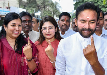 Telangana Assembly Elections 2023:  ఓటేసిన రాజకీయ ప్రముఖులు - అధికారులు