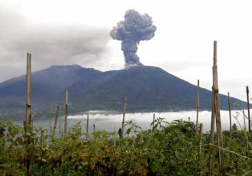 Volcano: ఇండోనేషియాలో బద్దలైన అగ్ని పర్వతం