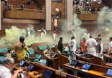 Parliament: లోక్‌సభలో కలకలం.. గ్యాలరీ నుంచి సభలోకి దూకిన ఆగంతుకులు