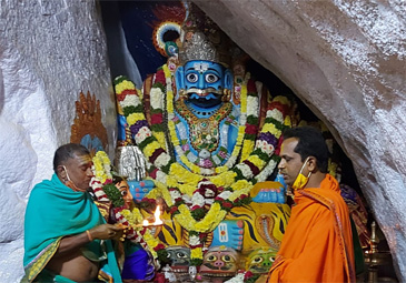 Komuravelli: భక్తులతో కిక్కిరిసిన కొమురవెల్లి ఆలయం