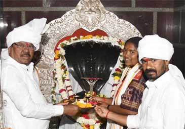 Nagoba Jatara: నాగోబా ఆలయాన్ని దర్శించుకున్న మంత్రి సీతక్క