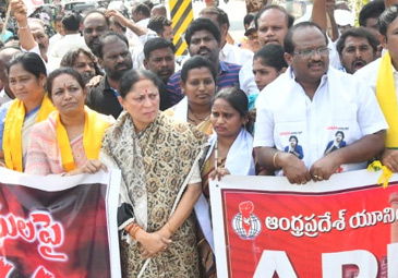 Protest : ప్రజా సంఘాల ఆధ్వర్యంలో కర్నూలు కలెక్టరేట్‌ వద్ద ధర్నా