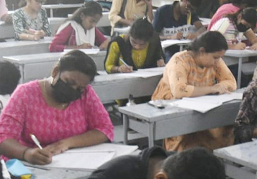TS Inter Exams : తెలంగాణ ఇంటర్‌ పరీక్షలు..  కేంద్రాల వద్ద విద్యార్థుల సందడి