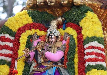 Tirumala: చిన్నశేష వాహనంపై శ్రీ మురళీ కృష్ణుడి అలంకారంలో శ్రీనివాసుడు