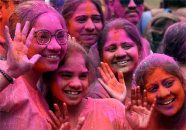 Holi Celebrations :  తెలంగాణలో ఘనంగా హోలీ సంబరాలు