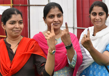 Postal ballot Voting: ఏపీలో పోస్టల్‌ బ్యాలెట్‌ ఓటింగ్‌.. చిత్రాలు