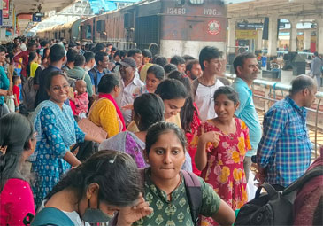 Hyderabad:  ఓటు కోసం  సొంతూళ్లకు వెళ్తున్న నగరవాసులు