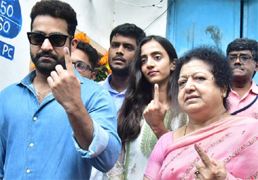 Ts loksabha polling : ఓటు హక్కు వినియోగించుకున్న సినీ ప్రముఖులు