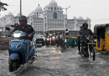 Heavy Rain: హైదరాబాద్‌లో భారీ వర్షం.. జలమయమైన రహదారులు