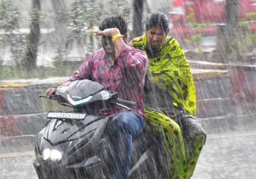 Hyd Rain : హైదరాబాద్‌లో భారీ వర్షం.. వాహనదారుల ఇక్కట్లు