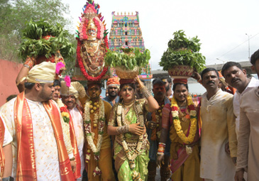 Vijayawada: దుర్గమ్మకు బంగారు బోనం