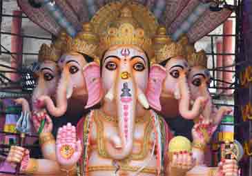 Khairatabad Ganesh: ఖైరతాబాద్‌లో కొలువుదీరిన మహా మట్టి గణపతి