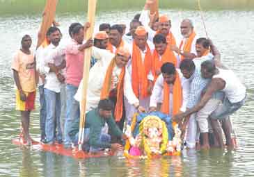 Ganesh immersion : తెలుగు రాష్ట్రాల్లో సందడిగా వినాయక నిమజ్జనాలు