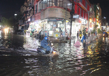Rain: హైదరాబాద్‌లో భారీ వర్షం.. జలమయమైన రోడ్లు