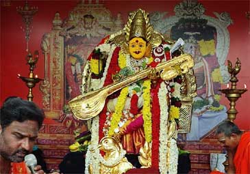 Indrakeeladri: సరస్వతీదేవిగా దుర్గమ్మ దర్శనం