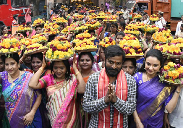 Hyderabad: బతుకమ్మలతో భారీ ర్యాలీ