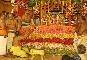 Hyderabad: శ్రీనివాసుడికి ఘనంగా పుష్పాభిషేకం