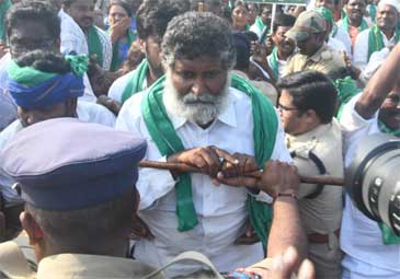 Andhra News: రైతుల పాదయాత్రను అడ్డుకున్న పోలీసులు 