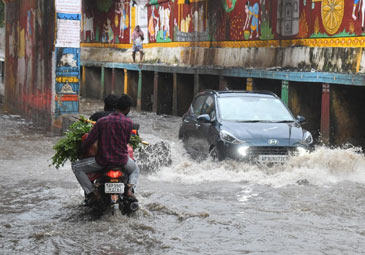 cyclone mandous :  ఏపీలో భారీ వర్షాలు.. పొంగిపొర్లుతున్న వాగులు