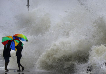 Cyclone Mandous : ‘మాండౌస్‌’  ఎఫెక్ట్ .. చెన్నై అల్లకల్లోలం